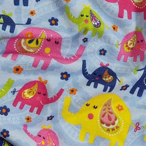 Tela punto de camiseta azul con estampado de elefantes de colores