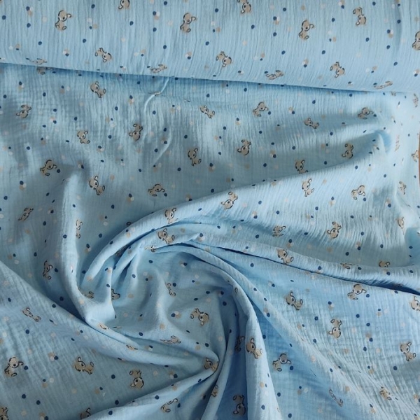 Tela muselina color azul con estampado de bambies
