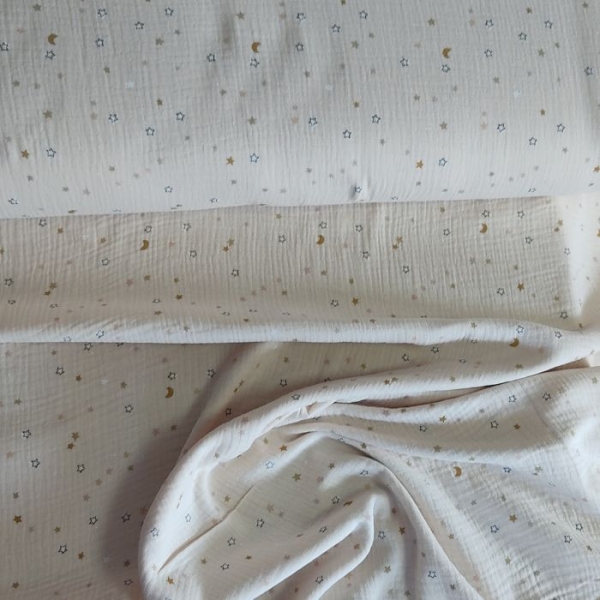 tela muselina beige con estampado de estrellas y lunas